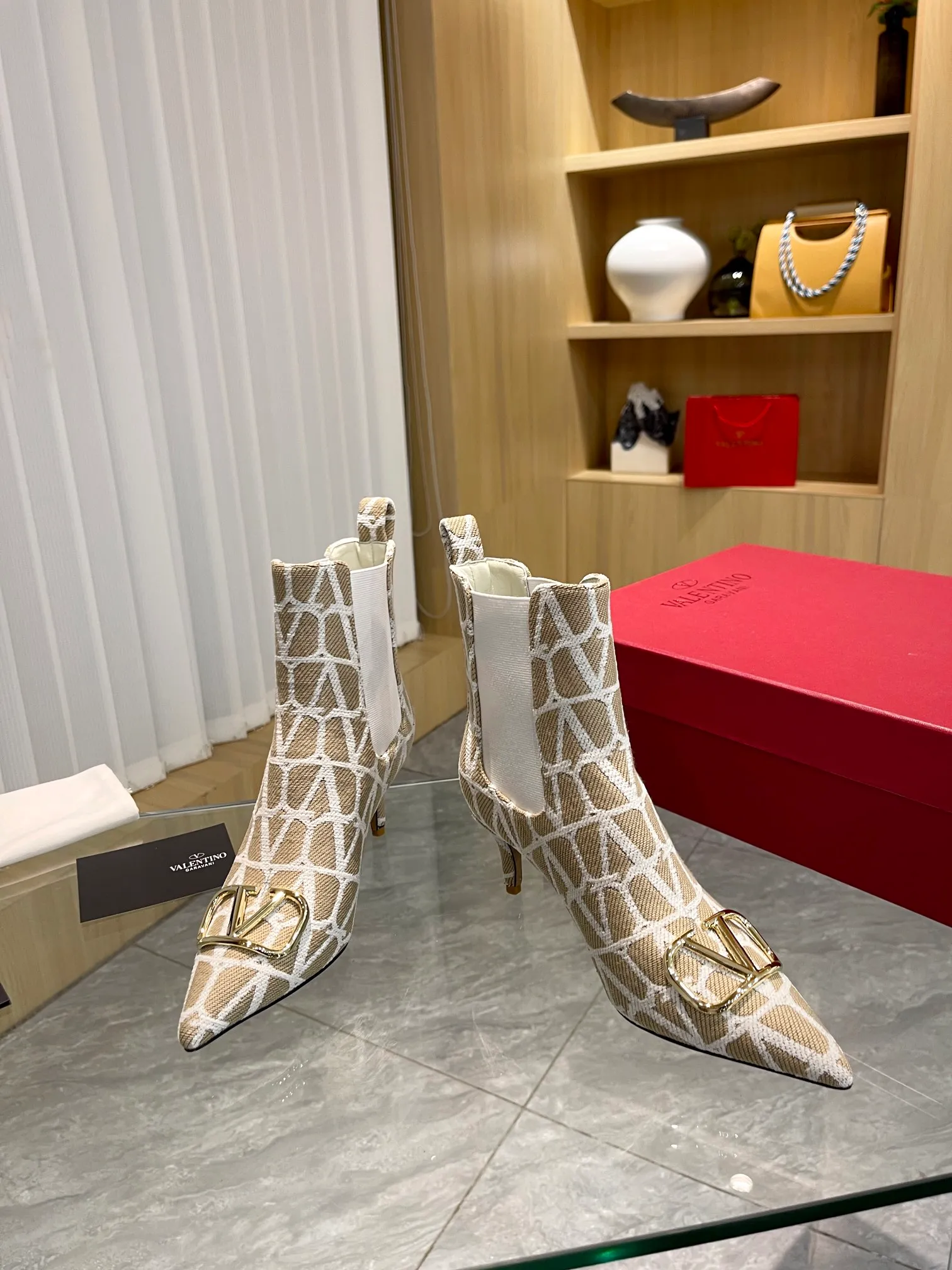 👟👟Ex-factory price 560👟👟 Genuine leather sole +40 [Valentino] Valentino ~ Unique [V logo fabric print pattern] with light gold metal [V buckle] fashion women's boots: Made with original craftsmanship, comfortable and versatile, showing long legs! Absolutely classy! Fabric: High-grade fabric printed cloth➕Imported sheepskin lining⚡Boot shaft. [Light Gold V Buckle] Decorative accessory! Outsole: 2 types: non-slip and wear-resistant rubber outsole and Italian leather sole. Size: 35−41 (customized sizes 34-42). Rubber sole, leather sole +40